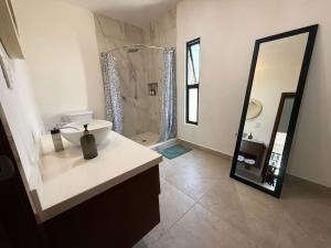 un bagno con lavandino e doccia di Departamentos DOS21 a Mazatlán Altre 55 foto