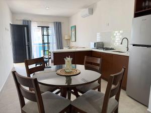 una cucina e una sala da pranzo con tavolo e sedie di Departamentos DOS21 a Mazatlán