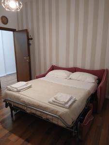 a bed with towels on it in a room at Gianicolo House in Rome