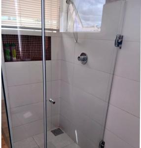 una ducha con puerta de cristal en un baño en Flats da Júnia no Paris Residence, en Lagoa Santa 49 fotos más