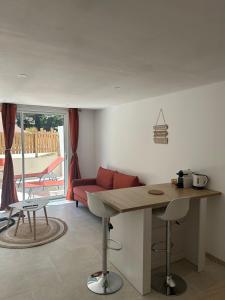 un soggiorno con un tavolo e un divano di Suite jacuzzi ad Aix en Provence