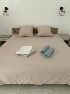 un letto con due asciugamani e due cuscini sopra di Suite jacuzzi ad Aix en Provence
