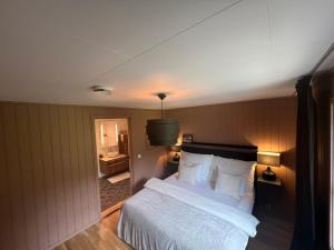 Røstad Apartment - with Kitchen and Free Parking في تروندهايم: غرفة نوم مع سرير وحمام