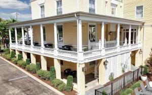 Gambar di galeri bagi The 200 South St - King Rm 1 di Charlottesville