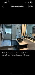 una imagen de un baño con lavabo y ducha en Sanremo centrale lusso, en San Remo