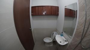 Ένα μπάνιο στο Apartemen Transpark Juanda By Amerilisroom