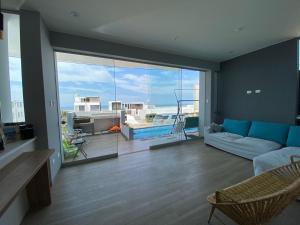 Islaycasa de playa的带沙发和大窗户的客厅