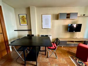 a living room with a black table and chairs at Casa acogedora en el centro histórico de Cuéllar in Cuéllar