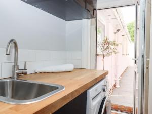 una cocina con fregadero y encimera en 15 Summerland Avenue, en Dawlish 58 fotos más