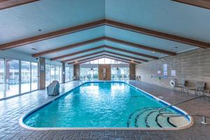 a large swimming pool in a large building at Gorgeous Condos at Thousand Hills - Heart of Branson - Spacious and Affordable in Branson