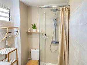 Un baño de Appart de standing - Séjours professionnels et privés 9 fotos más