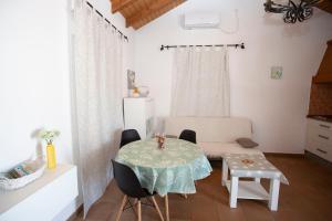 a living room with a table and a couch at Viviendas Turísticas El Mero in Zahora