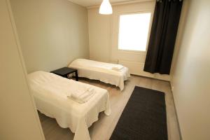 Una habitación de hospital con dos camas y una ventana. en Central and Spacious Apartment for 4 with Sauna, en Äänekoski