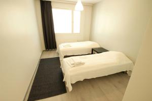 Una habitación de hospital con dos camas y una ventana. en Central and Spacious Apartment for 4 with Sauna, en Äänekoski