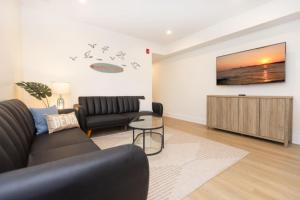 Χώρος καθιστικού στο Amazing all new 1fl condo Steps to The Beach