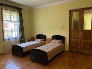Una cama o camas en una habitación de Svaneti Heaven 35 fotos más