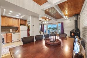 Η κουζίνα ή μικρή κουζίνα στο Tahoe Keys Townhouse with Boat Dock