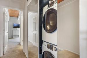 Φωτογραφία από το άλμπουμ του Tahoe Keys Townhouse with Boat Dock σε South Lake Tahoe