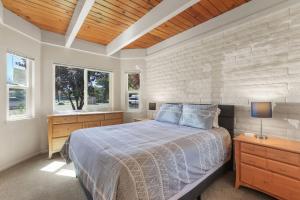 Ένα ή περισσότερα κρεβάτια σε δωμάτιο στο Tahoe Keys Townhouse with Boat Dock