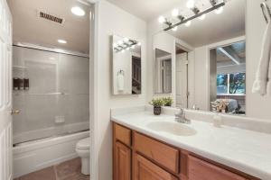 Ένα μπάνιο στο Tahoe Keys Townhouse with Boat Dock +46 φωτογραφίες