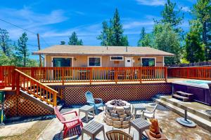 una casa con una terrazza con sedie e una piscina di Lazy Bear Cabin #554 a Big Bear Lake