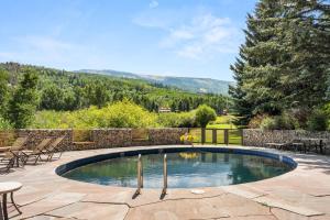 Bazén v ubytování Family friendly Snowmass retreat w. hot tub and pool. 5 minutes to resort nebo v jeho okolí