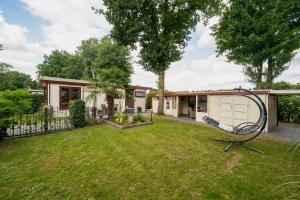 皮滕Putveen的院子中带秋千的房子