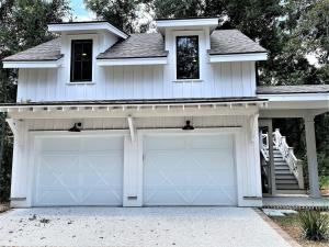 un par de puertas de garaje delante de una casa en 50 Stock Farm Rd - Charming Old Town Bluffton, en Bluffton