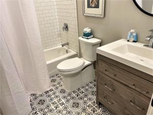 Un baño con inodoro, bañera y lavabo. en 50 Stock Farm Rd - Charming Old Town Bluffton, en Bluffton