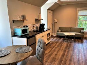 una sala de estar con un sofá y una mesa en 50 Stock Farm Rd - Charming Old Town Bluffton, en Bluffton 14 fotos más