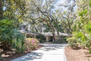 una casa con alberi e fiori nel vialetto di 8 Deer Run Lane - Sea Pines Beach And Golf a Hilton Head Island