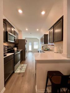Η κουζίνα ή μικρή κουζίνα στο 3-bedroom house in welcoming Lavon with WiFi, AC