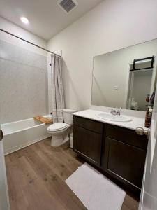 Ένα μπάνιο στο 3-bedroom house in welcoming Lavon with WiFi, AC