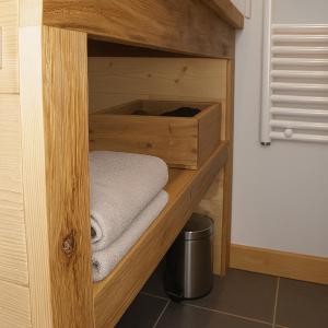 un armario de madera con toallas en una habitación en Appartement des Crêtets, en Megève 28 fotos más