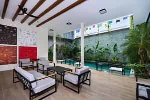 a restaurant with a table and chairs and a pool at Casa Guogu by AmazINN Places 3f in Panama City