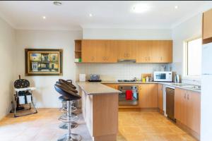 Η κουζίνα ή μικρή κουζίνα στο Spacious Williamstown Apartment with Free Parking