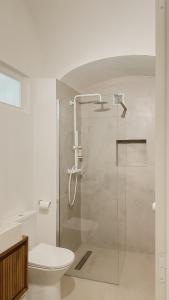 een badkamer met toilet en glazen douche bij Casa do Miradouro in Évora +26 foto's