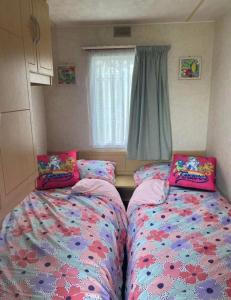 Ένα ή περισσότερα κρεβάτια σε δωμάτιο στο TH caravans The Promenade