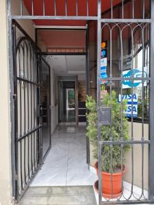 einen Eingang zu einem Gebäude mit einem Tor und Pflanzen in der Unterkunft Hospedaje El Jardín in Lima + 7 Fotos