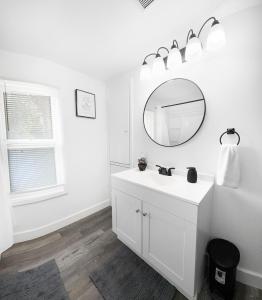 Ένα μπάνιο στο Upstate Haven 3BR Near Uof R and Airport 1 and half BA +24 φωτογραφίες