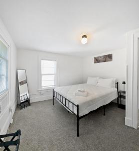 Ένα ή περισσότερα κρεβάτια σε δωμάτιο στο Upstate Haven 3BR Near Uof R and Airport 1 and half BA