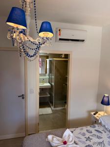 a bedroom with two blue lamps and a bed at Pipa Magnólia Suite in Pipa