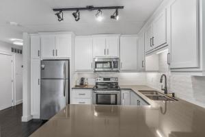 Nhà bếp/bếp nhỏ tại Slope View Chalet Walk to the Village - Patio +24 ảnh