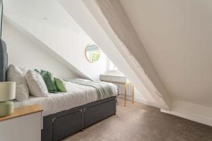 En eller flere senge i et værelse på Mermaid's Apartment by Ty Annie Holidays