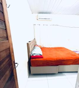 a small bed in a room with a window at Casa in Ananindeua