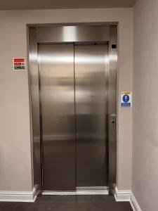 einem großen Metallaufzug in einem Gebäude in der Unterkunft HNFC Stays - Lux & Free Parking in Newcastle upon Tyne