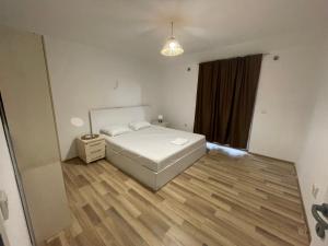 En eller flere senge i et værelse på Pepi Apartment