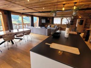 une cuisine avec un comptoir avec une planche à découper dessus dans l'établissement Chalet de luxe avec SPA, sauna, parking, WiFi et animaux admis - FR-1-598-41, aux Gets