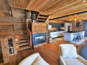 Elle comprend un salon doté de murs en bois et d'une cheminée. dans l'établissement Chalet de luxe avec SPA, sauna, parking, WiFi et animaux admis - FR-1-598-41, aux Gets 12 autres photos