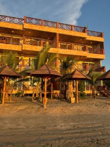 El edificio en el que está el departamento 17 fotos más